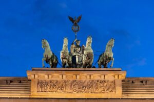 In welche Richtung schaut die Quadriga in Berlin?